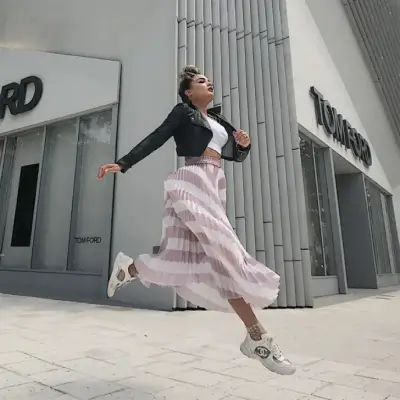 молода жінка у модному вбранні